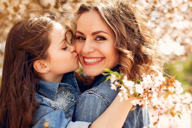 Famiglia carino in un parco di primavera