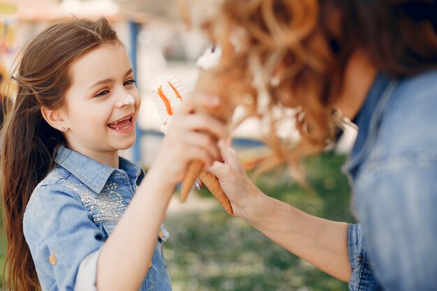 Famiglia carino in un parco di primavera