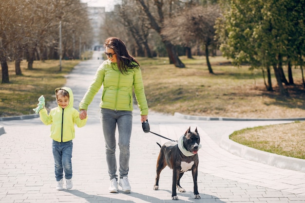 Famiglia carino nel parco