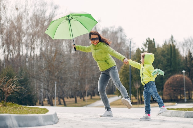 Famiglia carino nel parco