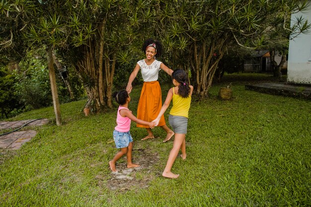 Famiglia che balla in giardino