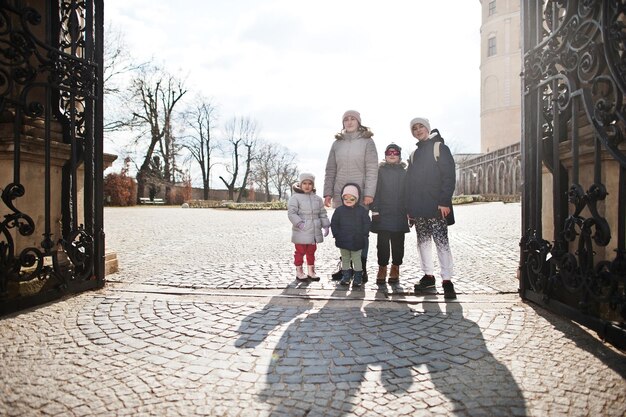 Famiglia che cammina allo storico castello di Mikulov Moravia Repubblica Ceca Vecchia città europea