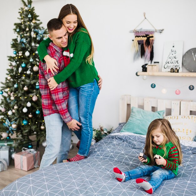 Famiglia che celebra il Natale insieme nella camera da letto