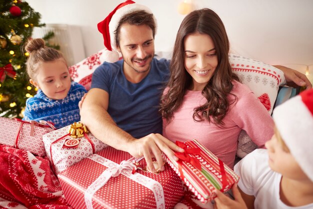Famiglia che condivide i regali di Natale