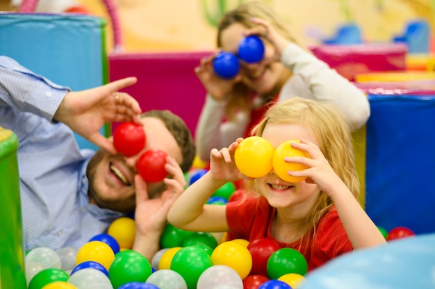 Famiglia che copre gli occhi con le palle