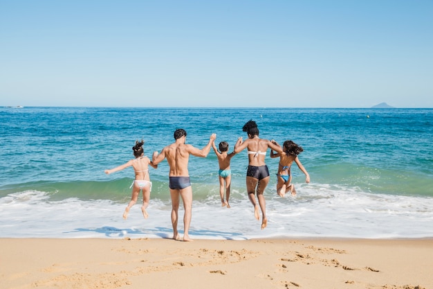 Famiglia che corre nell&#39;acqua