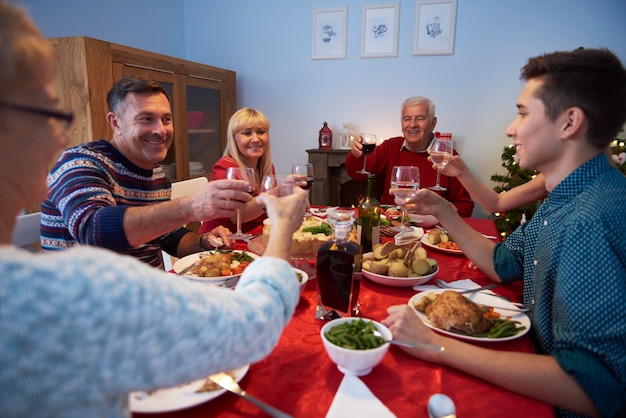 Famiglia che fa un brindisi per un anno felice