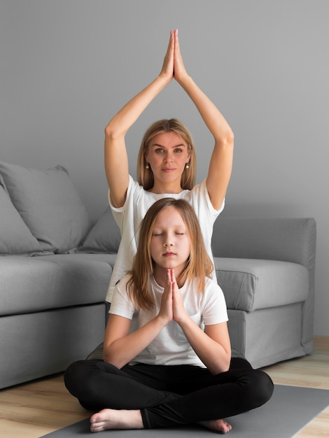 Famiglia che fa yoga insieme