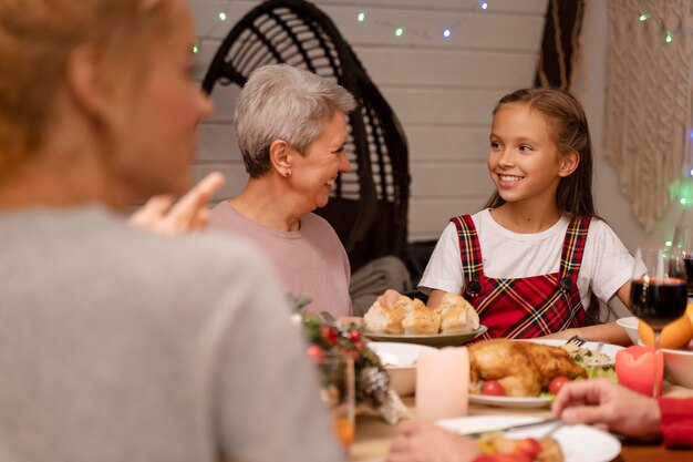 Famiglia che festeggia a una cena di Natale festiva