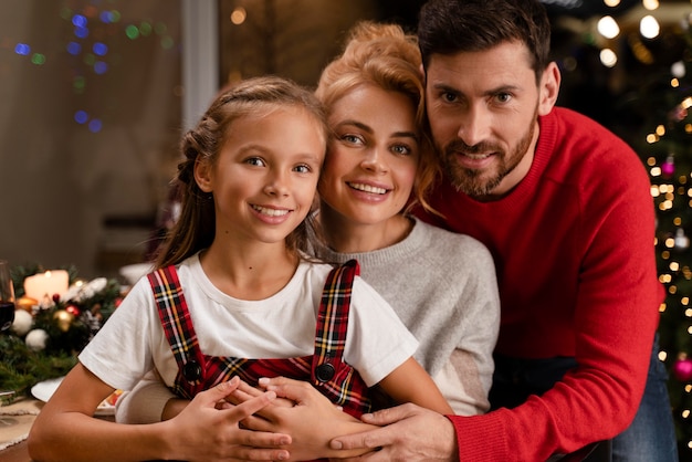 Famiglia che festeggia a una cena di Natale festiva