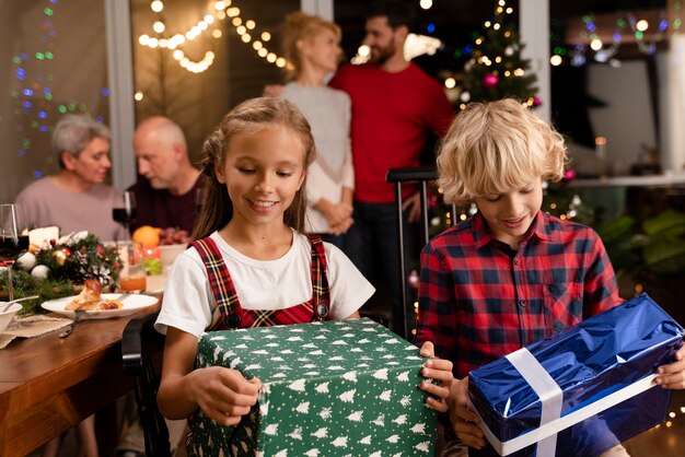 Famiglia che festeggia a una cena di Natale festiva