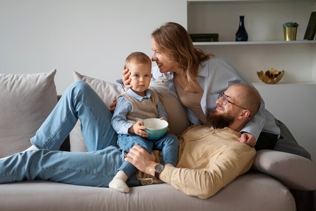 Famiglia che festeggia il bambino nei suoi primi anni di vita