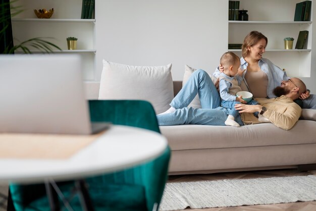 Famiglia che festeggia il bambino nei suoi primi anni di vita