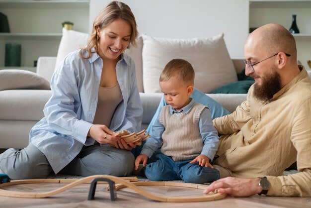 Famiglia che festeggia il bambino nei suoi primi anni di vita