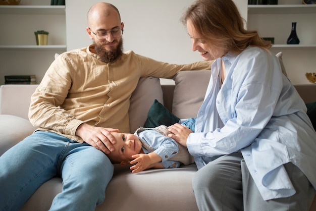 Famiglia che festeggia il bambino nei suoi primi anni di vita