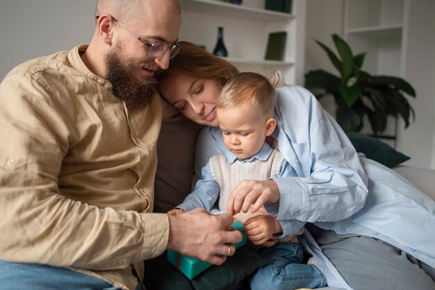 Famiglia che festeggia il bambino nei suoi primi anni di vita