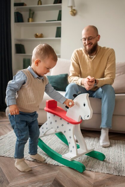 Famiglia che festeggia il bambino nei suoi primi anni di vita