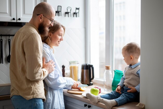 Famiglia che festeggia il bambino nei suoi primi anni di vita