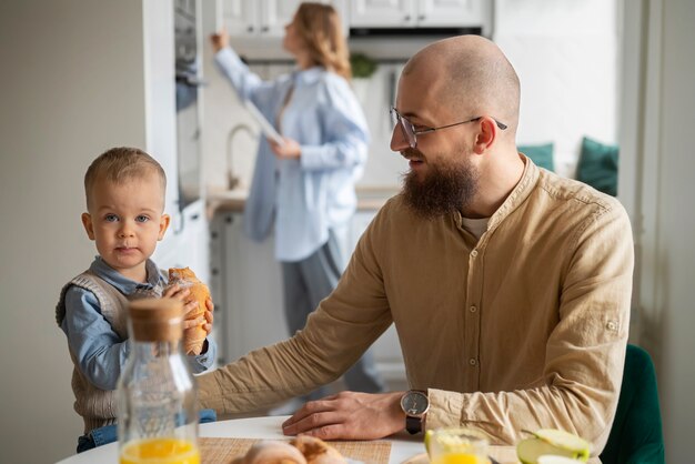 Famiglia che festeggia il bambino nei suoi primi anni di vita