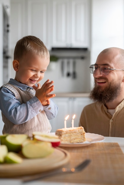 Famiglia che festeggia il bambino nei suoi primi anni di vita