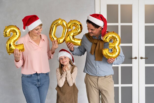 Famiglia che festeggia il capodanno a casa