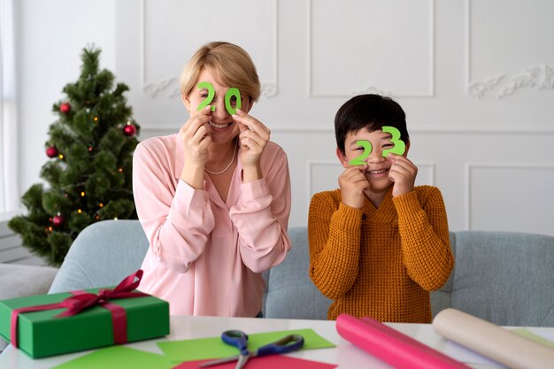 Famiglia che festeggia il capodanno a casa