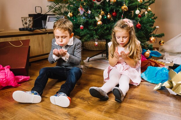 Famiglia che festeggia il natale nel salotto