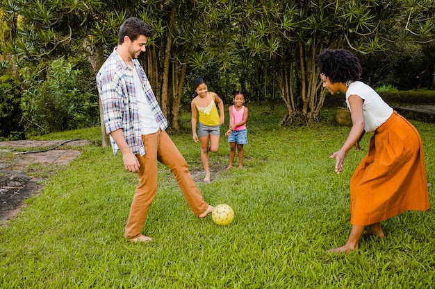 Famiglia che gioca a calcio