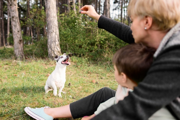 Famiglia che gioca con adorabile cagnolino