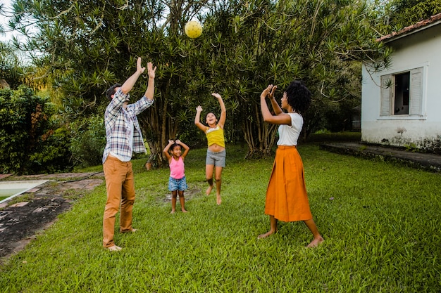 Famiglia che gioca con la palla