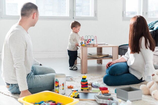 Famiglia che gioca insieme a casa