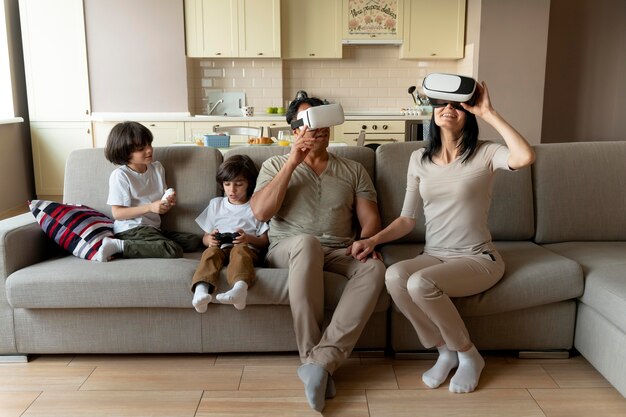 Famiglia che gioca insieme a un gioco di realtà virtuale