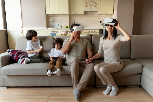 Famiglia che gioca insieme a un gioco di realtà virtuale