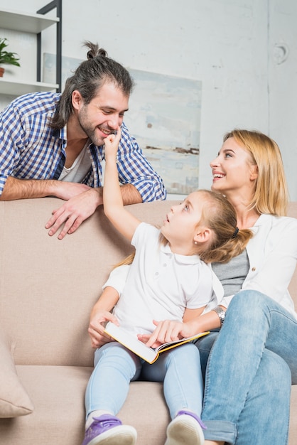 Famiglia che gioca sul divano