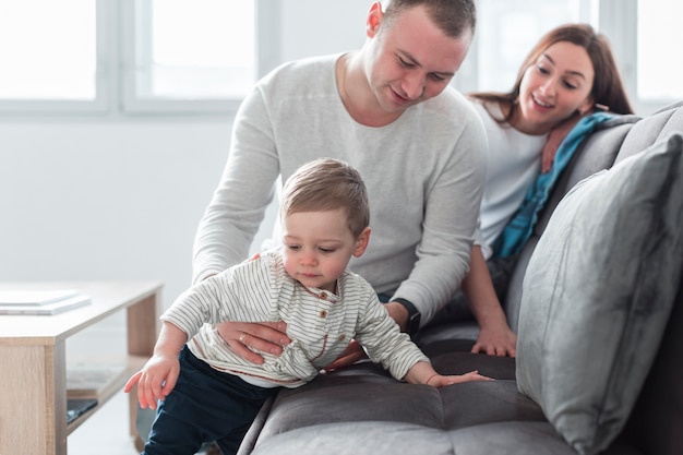 Famiglia che gioca sul divano