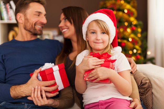 Famiglia che gode del tempo di Natale a casa