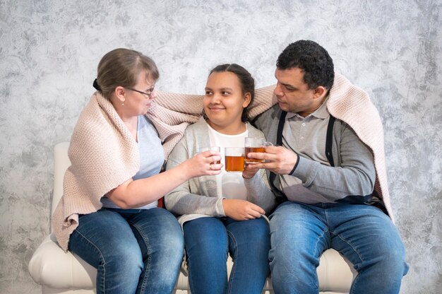 Famiglia che gode del tempo insieme a casa