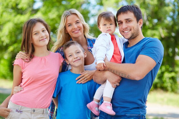 Famiglia che gode della natura