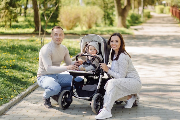 Famiglia che gode della passeggiata nel parco