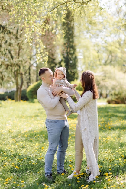 Famiglia che gode della passeggiata nel parco