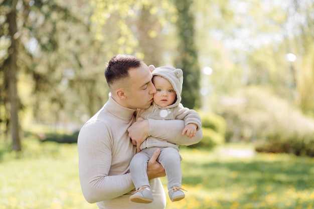 Famiglia che gode della passeggiata nel parco