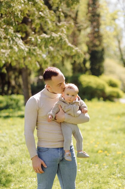 Famiglia che gode della passeggiata nel parco