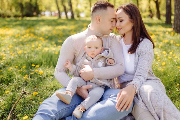 Famiglia che gode della passeggiata nel parco