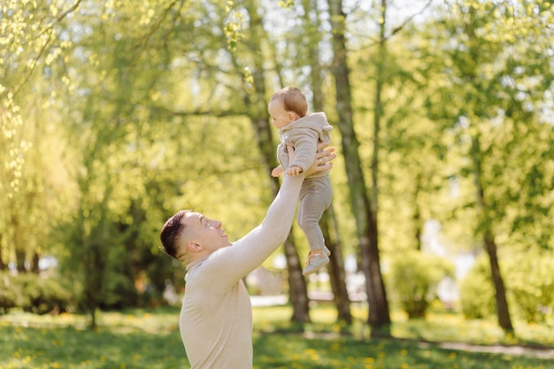 Famiglia che gode della passeggiata nel parco