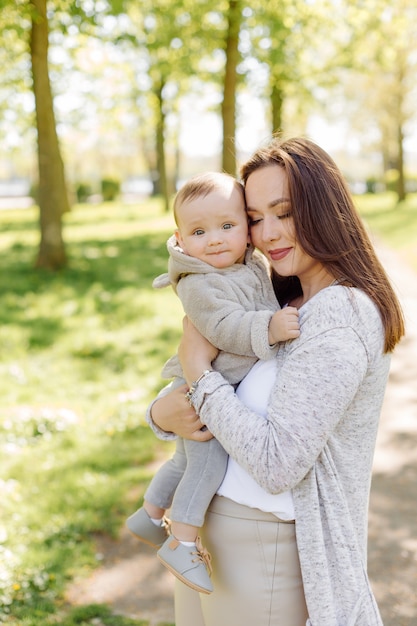 Famiglia che gode della passeggiata nel parco