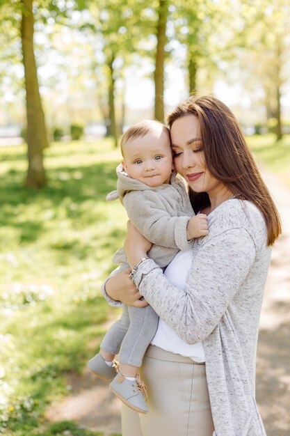 Famiglia che gode della passeggiata nel parco