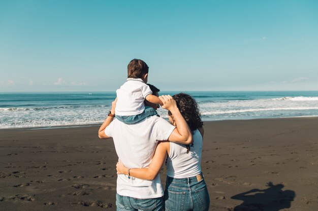 Famiglia che gode della vista del mare