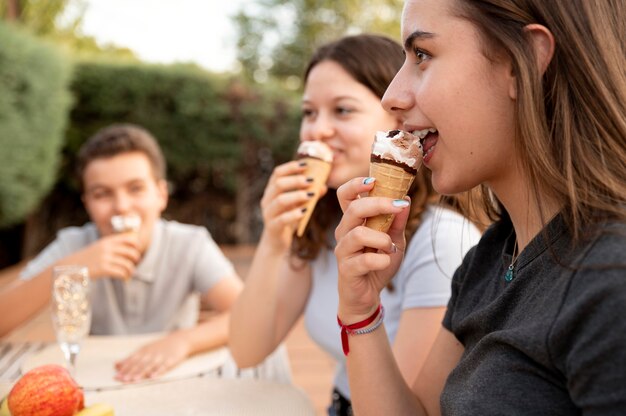 Famiglia che gode insieme del gelato all'aperto