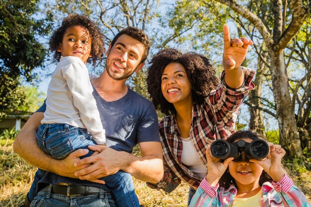 Famiglia che guarda avanti