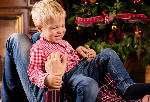 Famiglia che ha divertimento in casa